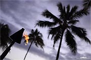 brennende fackel am abend hawaii