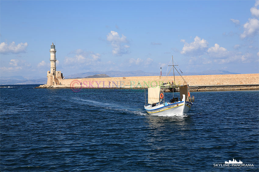Einfahrt Hafen mit Fischerboot und Leuchtturm