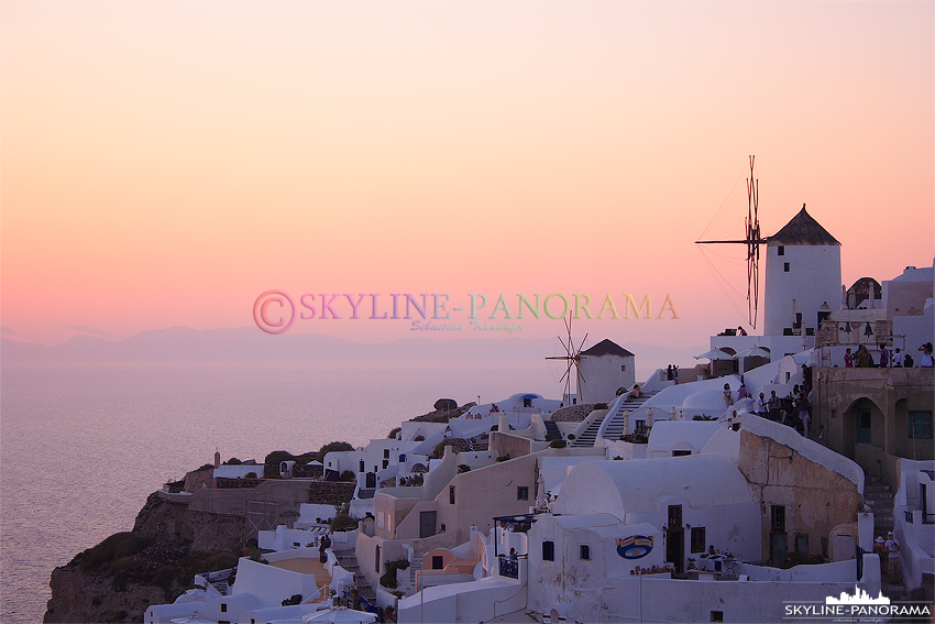 Santorini Oia Windmuehlen nach dem Sonnenuntergang
