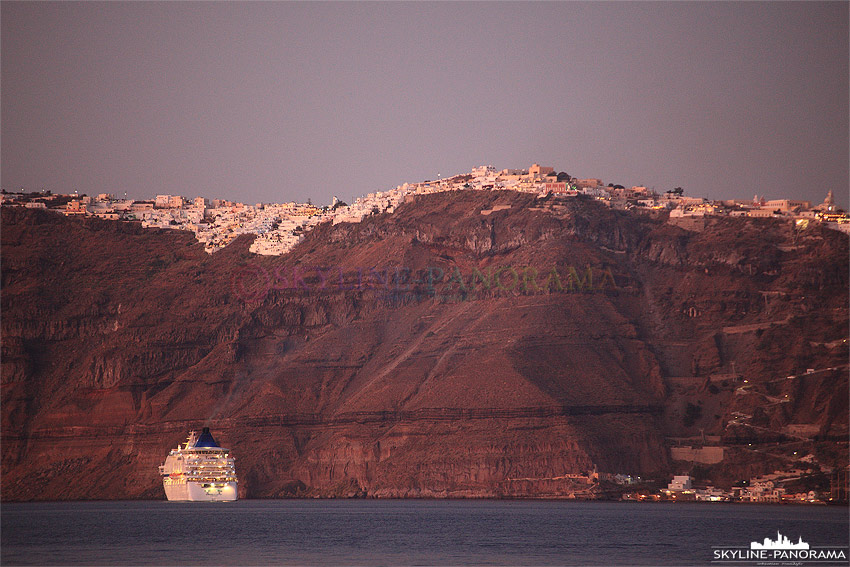 Santorini Fira Kreuzfahrtschiffe