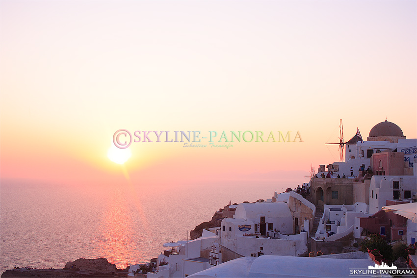 Santorini Oia Sonnenuntergang mit Windmühlen