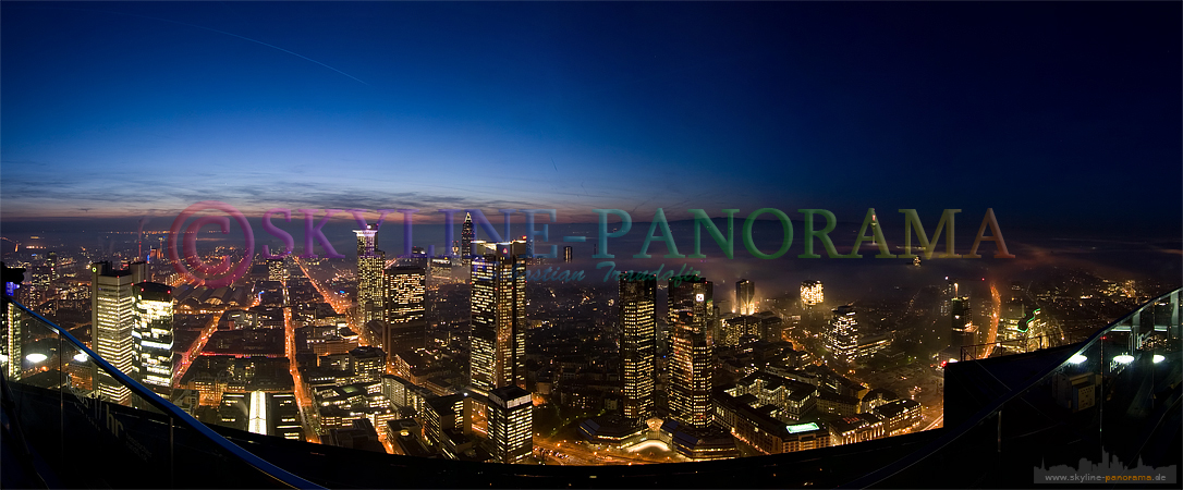 Frankfurt Maintower - Nebel am Abend