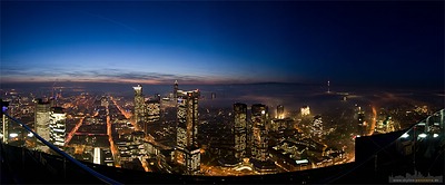 Frankfurt Maintower - Nebel am Abend