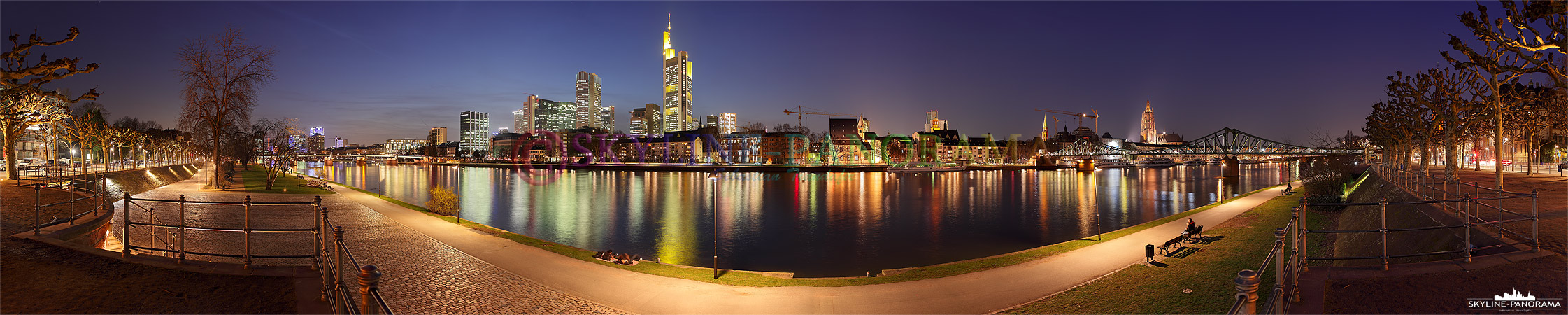 Skyline Frankfurt am Abend