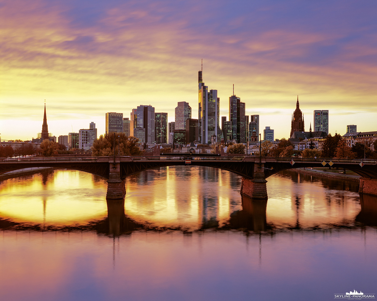 Skyline von Frankfurt zum Sonnenuntergang (gf_0012)