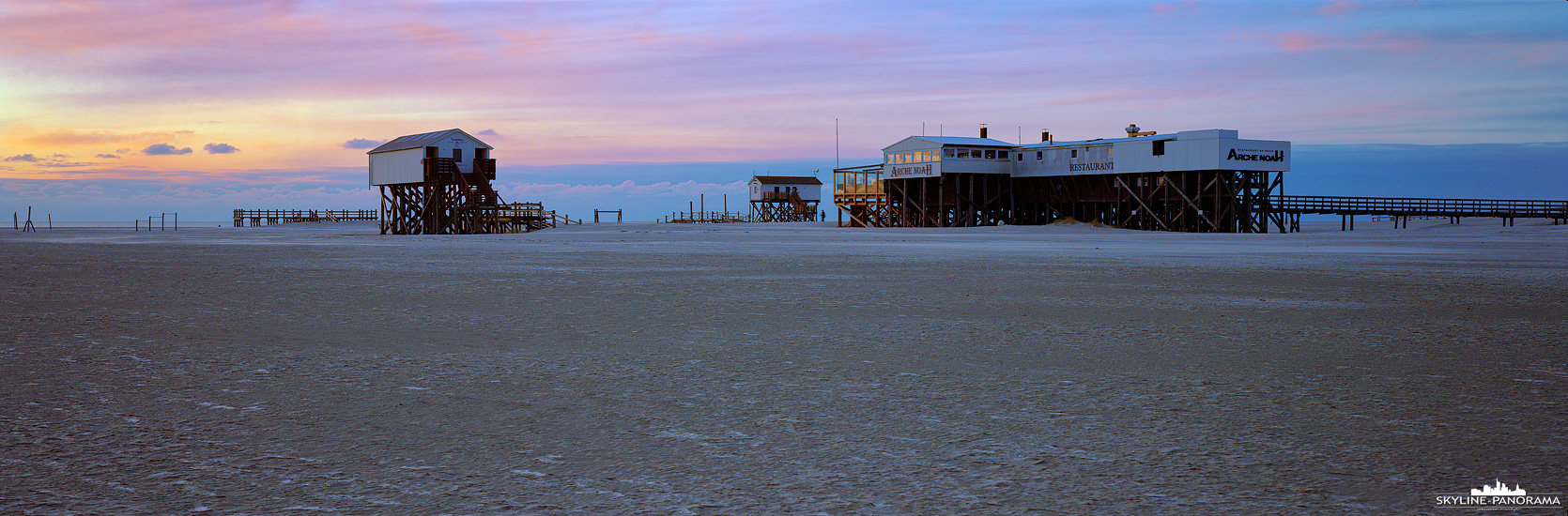 Sankt Peter-Ording Pfahlbauten zum Sonnenuntergang (p_01166)