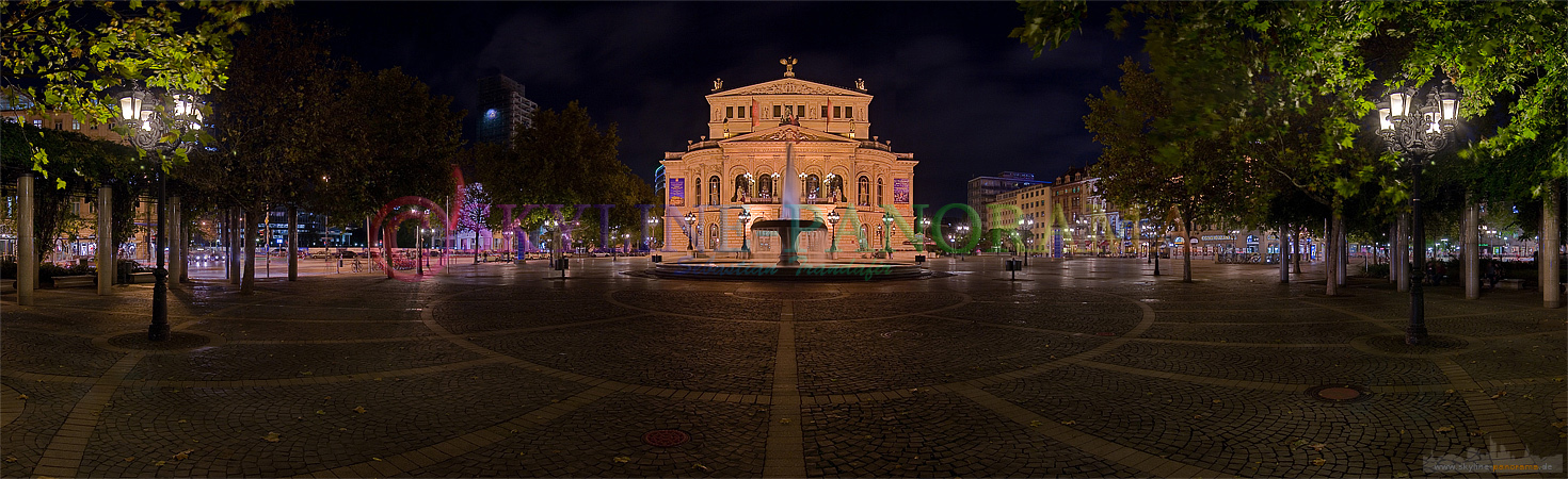 Bilder aus der Innenstadt - Die historische Frankfurter Alte Oper mit dem Lucae Brunnen in der Nacht aufgenommen.