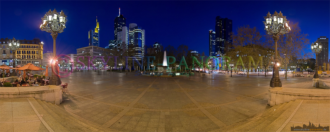 Frankfurter Innenstadt - Der Frankfurter Opernplatz mit dem Blick in Richtung Skyline zur Dämmerung.