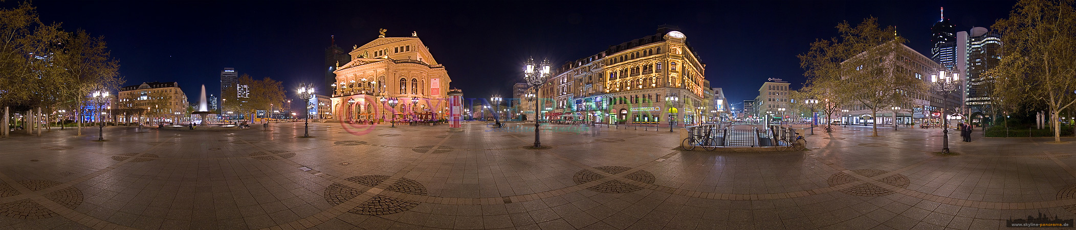 Frankfurt Innenstadt - Der Opernplatz mit der historischen Alten Oper als 360° Panorama in der Nacht fotografiert.