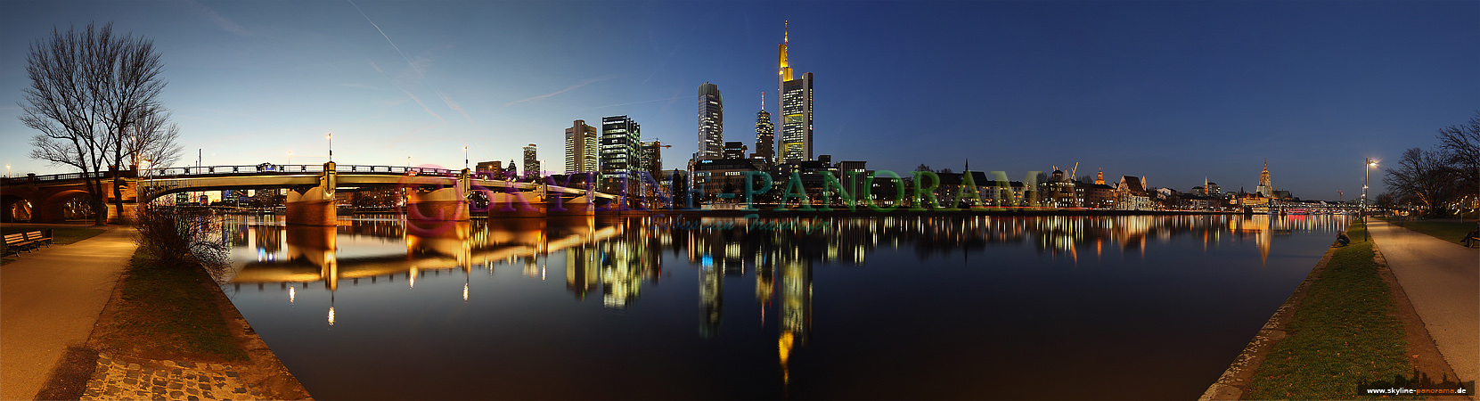 Dieses Panorama der Frankfurter Skyline ist in den Abendstunden, kurz nach Sonnenuntergang entstanden. Es sind nur wenige Augenblicke in der Blauen Stunde...