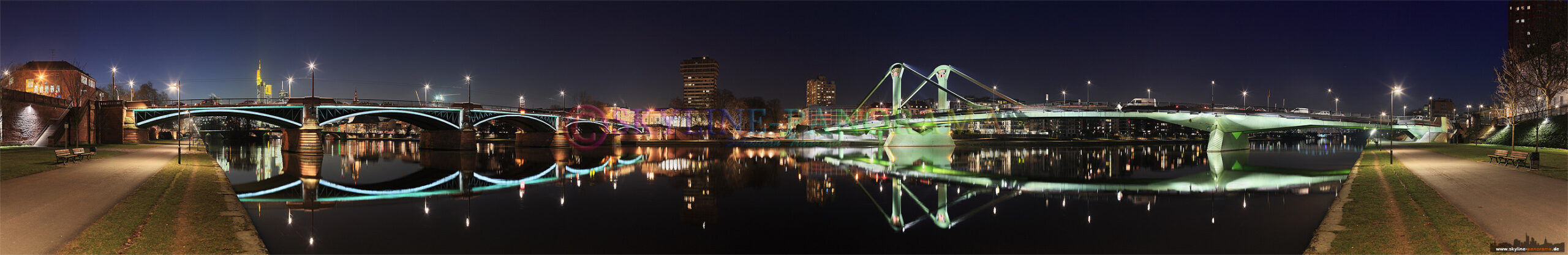 Frankfurt am Mainufer - Das Mainufer zwischen Ignatz-Bubis-Brücke(links) und Flößerbrücke(rechts) in Frankfurt Sachsenhausen. 