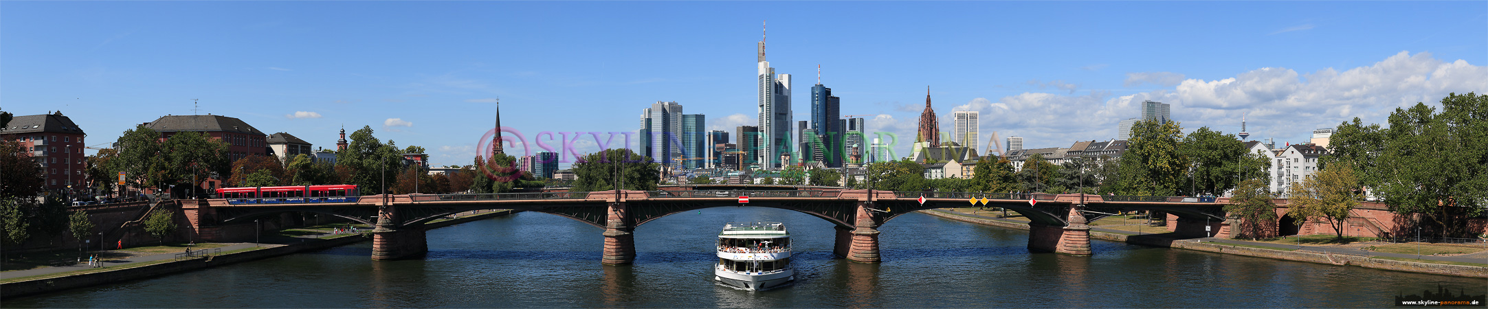 Skyline Frankfurt von der Flößerbrücke fotografiert, im Vordergrund ist die Ignatz-Bubis-Brücke zu sehen.