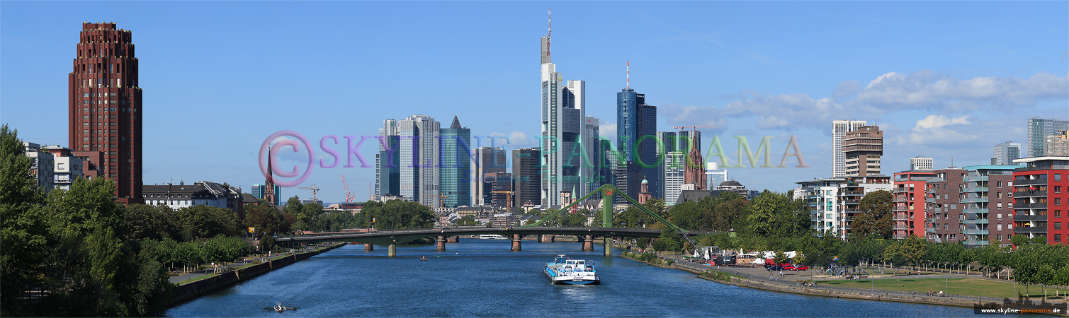 Skyline Panorama Frankfurt am Main von der Deutschherrnbrück.