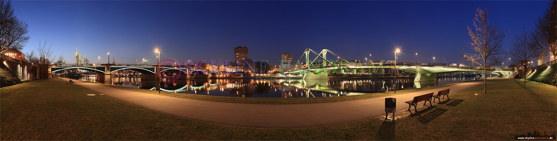 Frankfurt am Mainufer - Die Ignatz-Bubis-Brücke(links) und die Flößerbrücke(rechts) vom Sachsenhäuser Mainufer gesehen. 