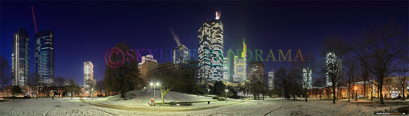 Panorama Taunusanlage - Die winterliche Frankfurter Skyline aus der Taunusanlage gesehen.  