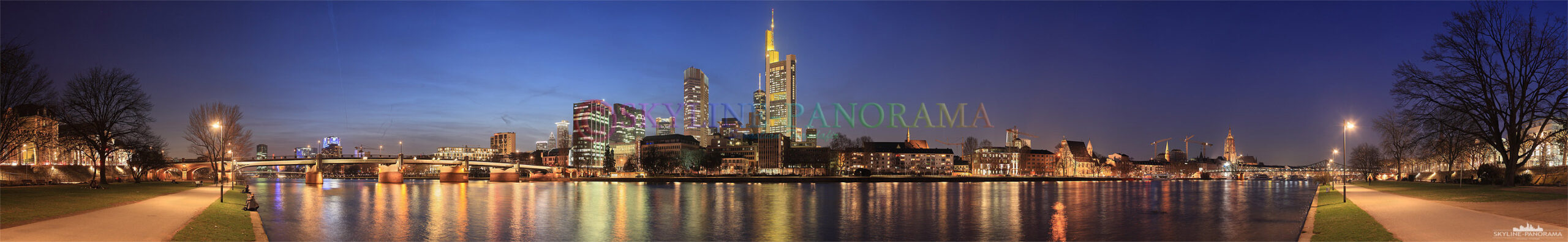 Panorama Frankfurt am Main - Bild vom Mainufer | Die Frankfurter Skyline im Frühjahr 2010 vom Mainufer aus gesehen, die Aufnahme entstand am Abend zur Blauen Stunde.