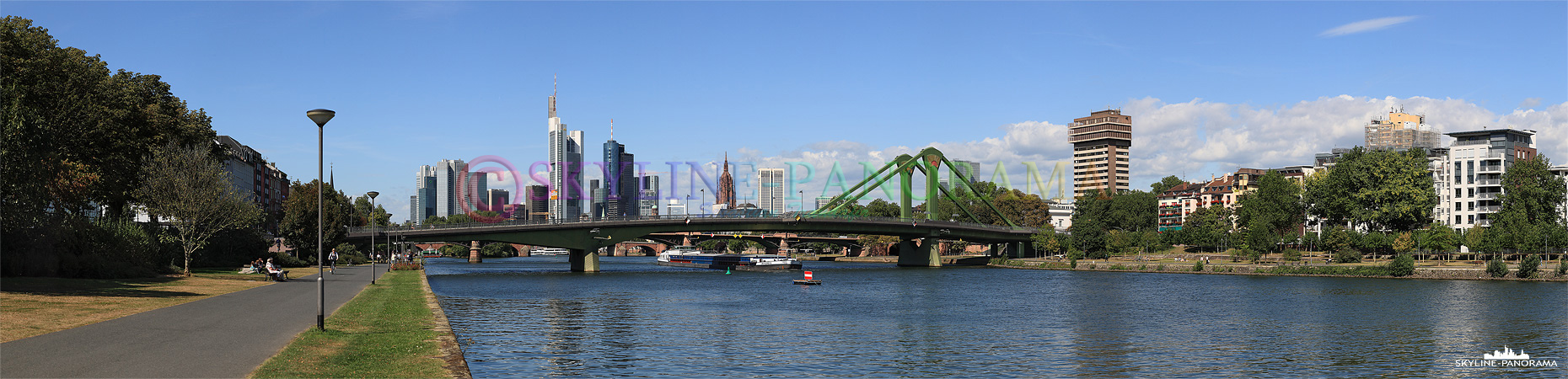 Panoramaaufnahme von dem Frankfurter Deutschherrnufer mit der Flößerbrücke und der Skyline am Tag