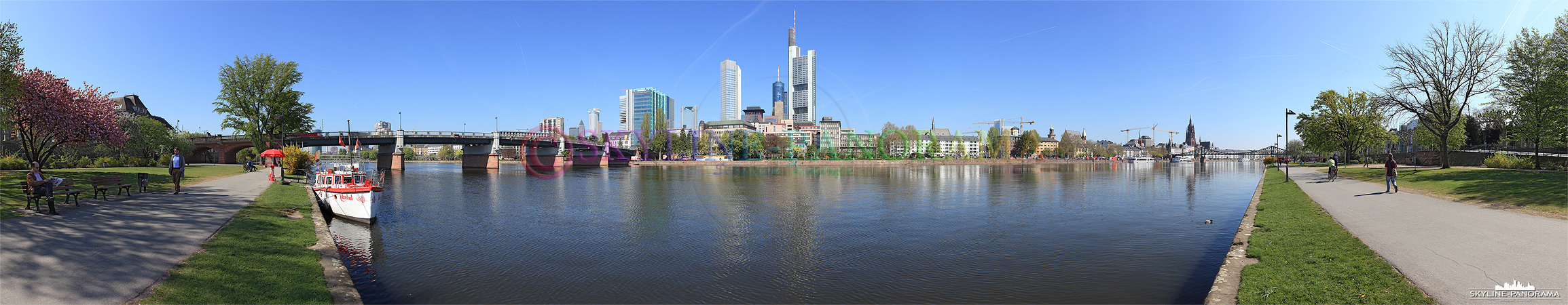 Panorama der Frankfurter Skyline mit der Untermainbrücke vom Mainufer aus gesehen.