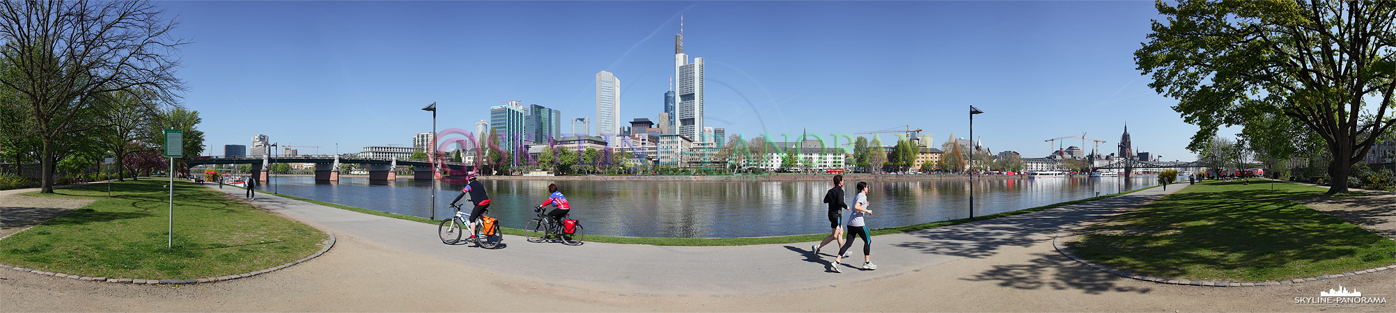 das Frankfurter Mainufer zwischen der Untermainbrücke und dem Eisernen Steg mit Blick auf die Skyline der Mainmetropole 