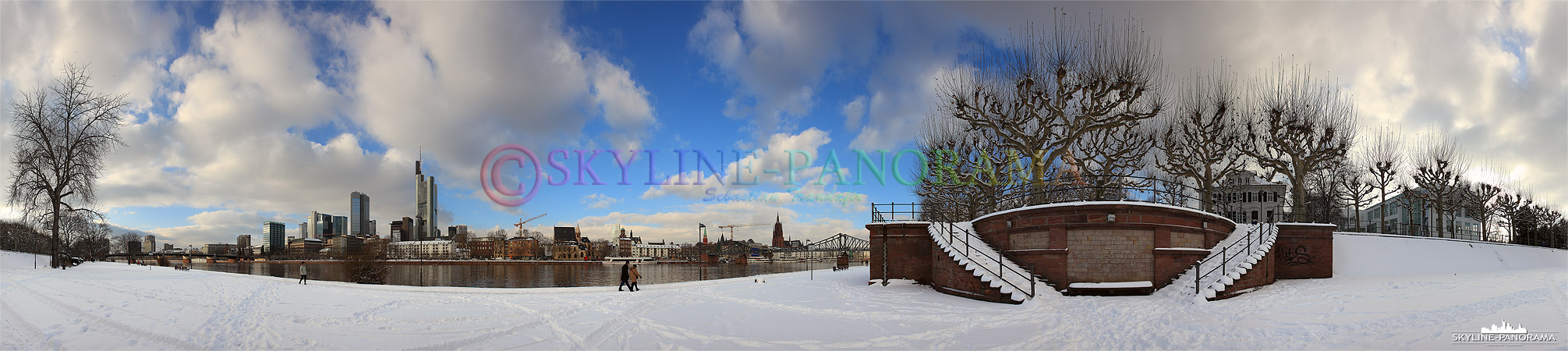 Frankfurt im Schnee, das verschneite Mainufer zwischen der Untermainbrücke und dem Eisernen Steg im Dezember 2010.