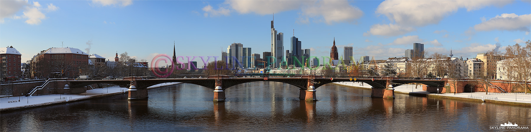 Skyline im Schnee - Eine seltene winterliche Ansicht auf die verschneite Skyline Frankfurts von der Flößerbrücke.