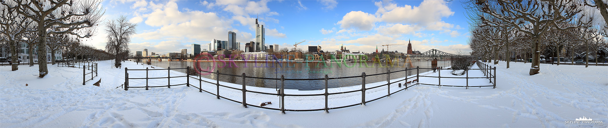 Die verschneite Frankfurter Skyline zwischen Untermainbrücke und dem Eisernen Steg von Sachsenhausen aus gesehen.