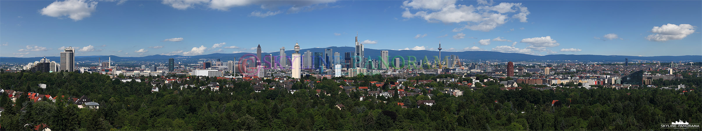 Die Frankfurter Skyline vom Goetheturm gesehen, es zeigt die Mainmetropole links beginnend mit dem Holiday Inn, Westhafentower, Messeturm, Kronenhochhaus, Henninger Turm, dem Silver Tower, über die Commerzbank, den Opernturm zum Europaturm (Ginnheimer Spargel), Main Plaza und dem Triangel am rechnen Bildrand.