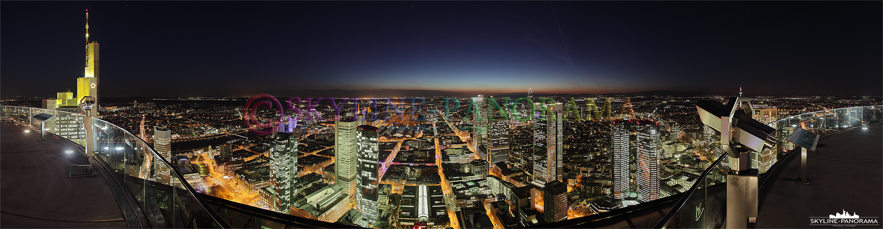 Panorama Bild - die Frankfurter Skyline zur einbrechenden Nacht von der Aussichtsplattform des Maintowers gesehen, der Blick geht über das Lichtermeer der Mainmetropole.