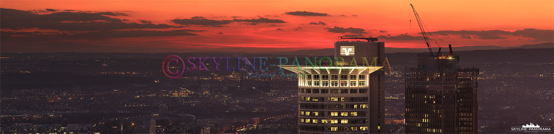 Panorama Bild Frankurt - Der Westendtower, auch Kronenhochhaus genannt, zusammen mit dem neu entstehenden Tower 185 als Panorama im Sonnenuntergang. 