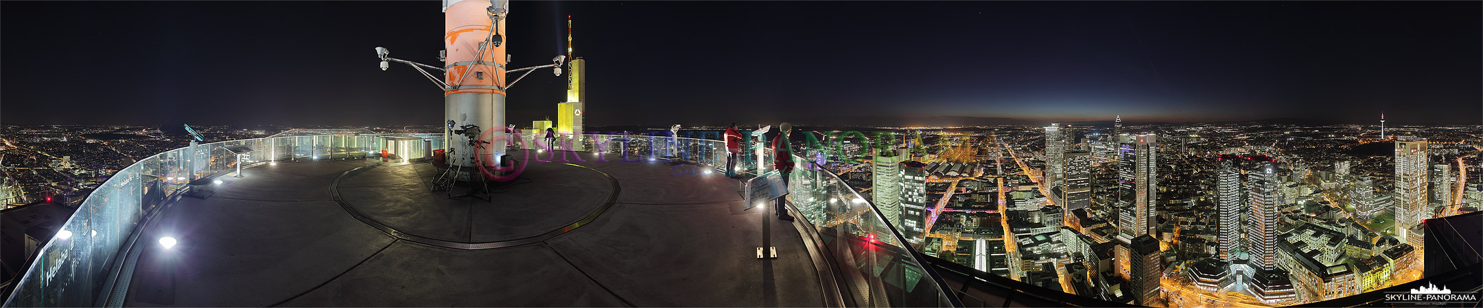 Skyline Frankfurt - 360° Panorama Rundschau vom Frankfurter Maintower in der Nacht.