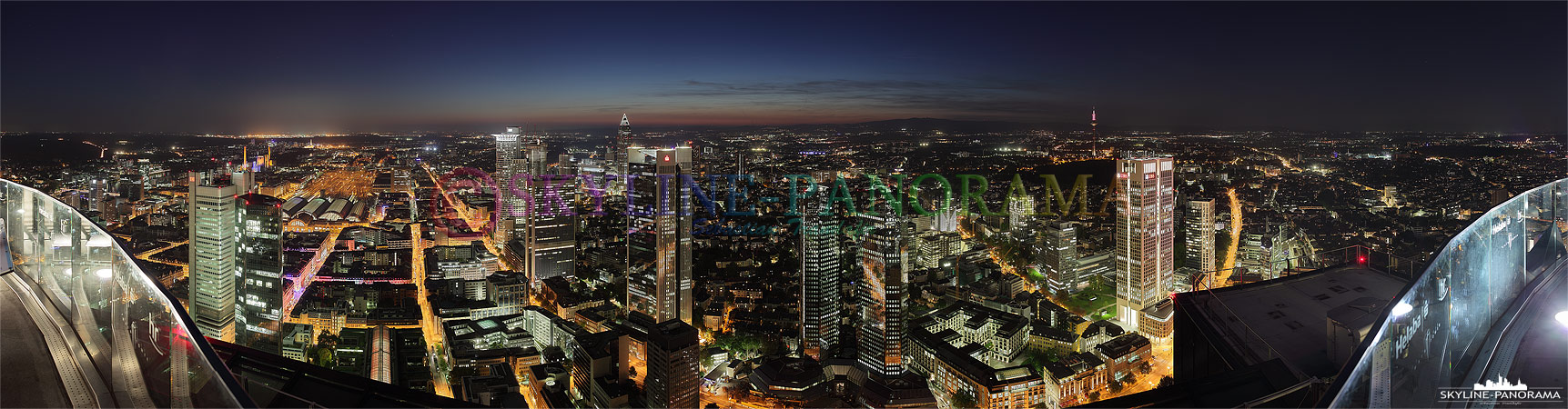 Frankfurt Skyline - Panorama vom Maintower mit dem abendlichen Ausblick in Richtung Westend kurz nach dem Sonnenuntergang.