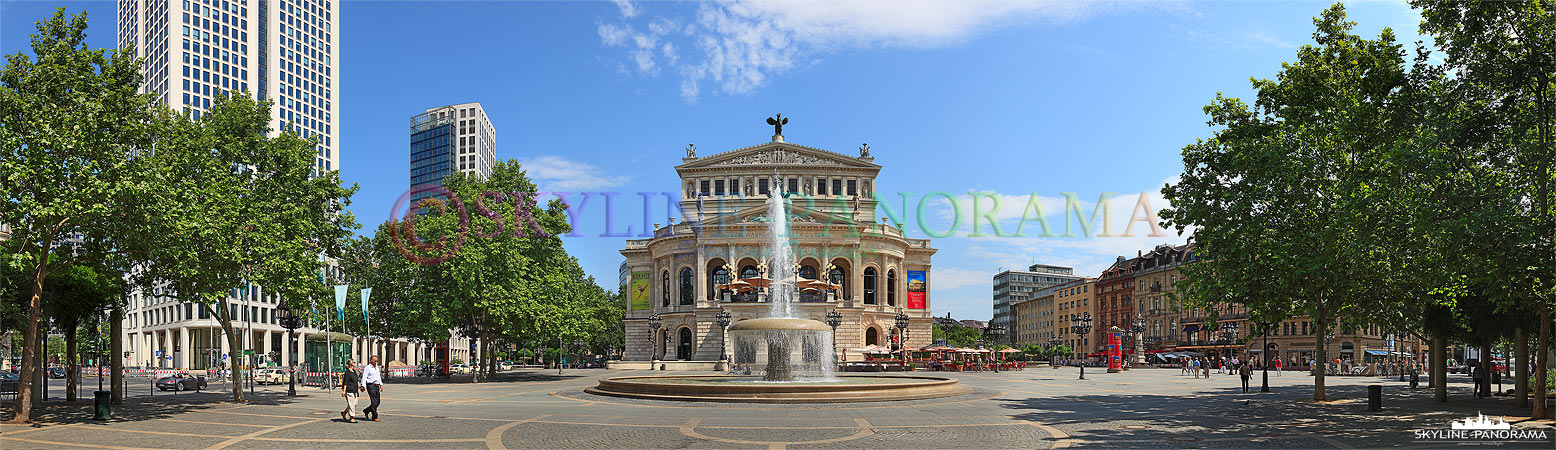  Frankfurt Bilder am Tag – Panorama der historischen Alten Oper mit dem Lucae Brunnen auf dem Opernplatz in Frankfurt am Main. 