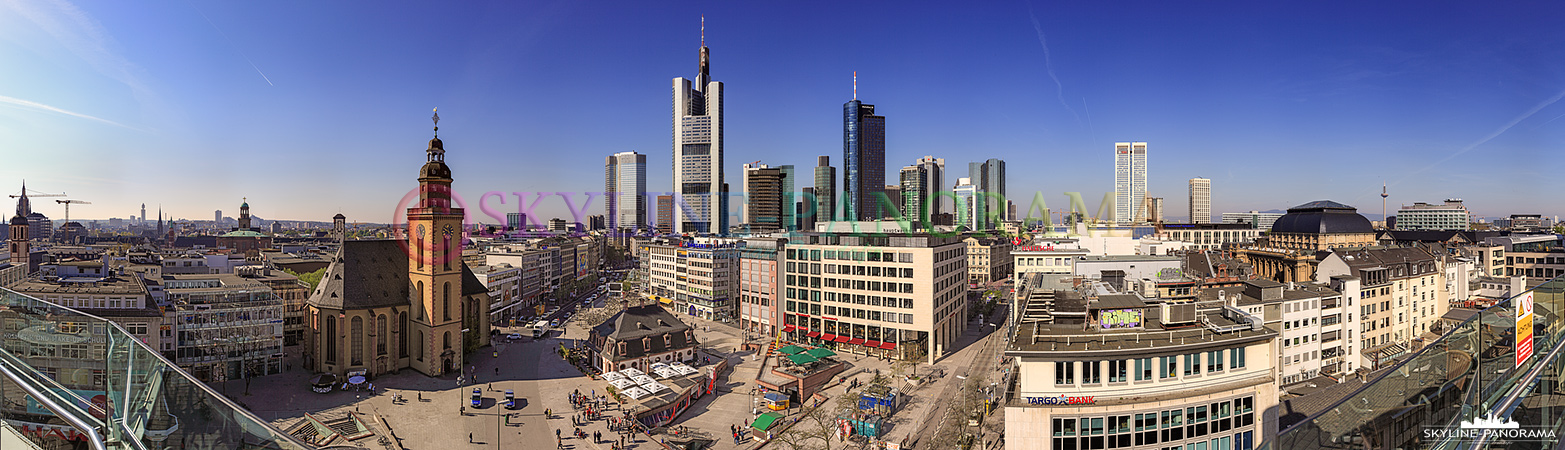  Frankfurt Bilder am Tag - Ein Panorama das von der Aussichtsterrasse des Dinea - Restaurants auf dem Dach des Kaufhauses Galeria Kaufhof aus erstellt wurde, der Blick geht über die Hauptwache in Richtung der Skyline von Frankfurt am Main.  