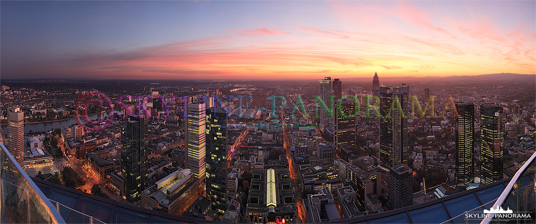 Panorama Frankfurt - Maintower Sonnenuntergang | Der Ausblick vom Frankfurter Maintower in Richtung Westen kurz nach dem Sonnenuntergang im Herbst 2011.