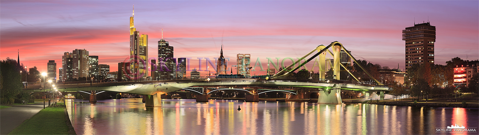 Dieses Panorama zeigt die Flößerbrücke und die dahinter liegende Skyline von Frankfurt am Main. Die Aufnahme entstand in Frankfurt während des Sonnenuntergangs