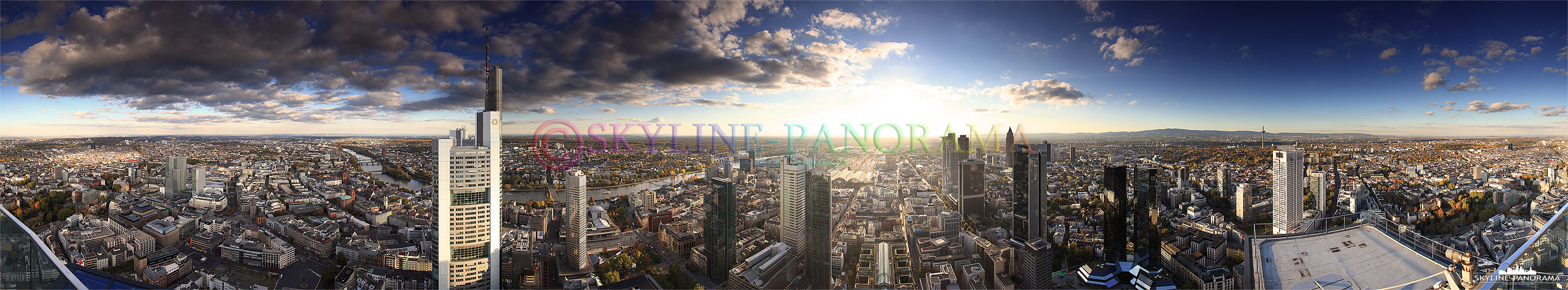 Ein 360 Grad Panorama mit dem Ausblick vom Maintower auf die Frankfurter City, zu sehen ist die komplette Stadtansicht im Herbst 2011 bei Tag. Eine solche Fernsicht, die schönen Wolken und die wunderbare Färbung der herbstlichen Vegetation kann man nur selten auf Deutschlands höchster Aussichtsterrasse erleben.