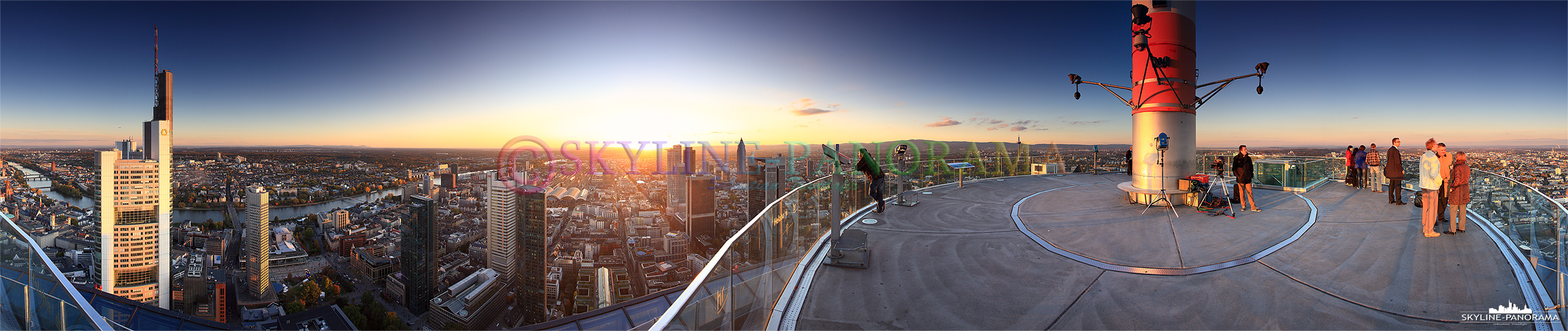 Panorama Sonnenuntergang - Frankfurt Maintower | Dieses 360 Grad Panorama zeigt die Aussicht vom Maintower aus zum Sonnenuntergang auf Frankfurt am Main. Die Besucher der Aussichtsplattform genießen die letzten wärmenden Sonnenstrahlen des Tages und erleben einen der beeindruckendsten Blicke auf die herbstliche Mainmetropole.