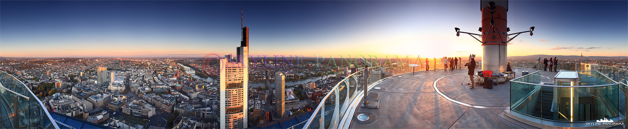 Aussichtsplattform Maintower - Ein 360 Grad Panorama zum Sonnenuntergang, der Blick geht in Richtung Süd/Osten, mit der Commerzbank, der Frankfurter Innenstadt und Frankfurt Sachsenhausen. An klaren Tagen, mit guter Fernsicht kann man von Deutschlands höchster Aussichtsterrasse den Blick vom Taunus bis weit in den Odenwald genießen. 