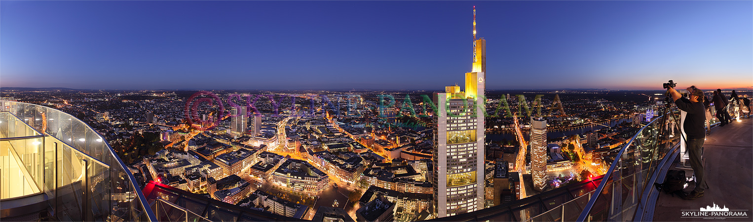 Panorama vom Maintower - Commerzbank Frankfurt | Dieses Panorama zeigt die Aussicht vom Maintower in Richtung Osten. Das Bild entstand am Abend, zur so genannten Blauen Stunde und zeigt unter anderem die Frankfurter Zeil, die Paulskirche, den Main mit einigen Mainbrücken, Sachsenhausen, die Commerzbank und die alte EZB.