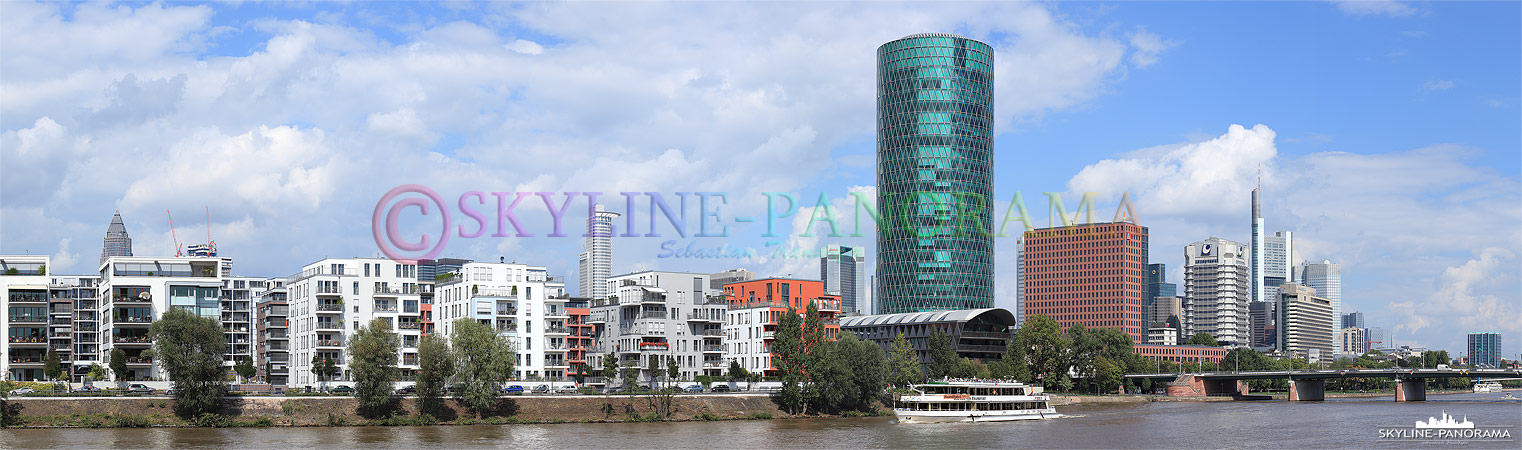 Panorama Frankfurt - Die Skyline von Frankfurt mit dem Westhafentower vom Mainufer aus gesehen. 