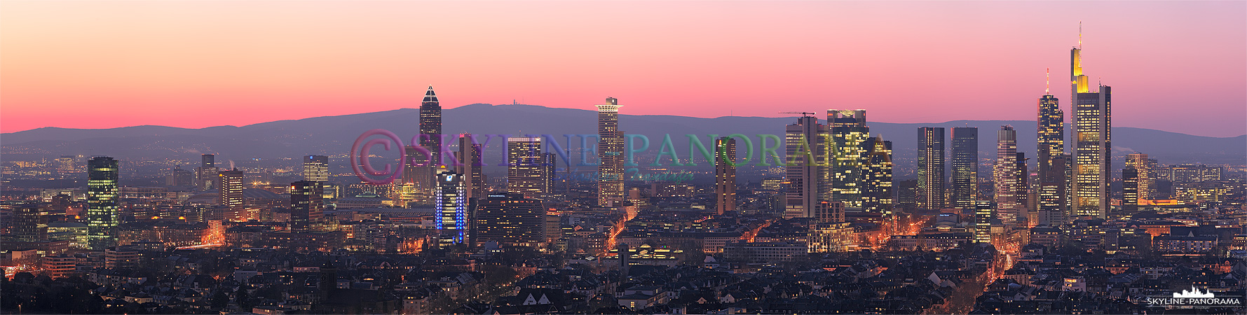 Die Frankfurter Skyline von der letzten Etage des Holiday Inn Hoteltowers auf dem Sachsenhäuser Berg gesehen. Die Aufnahme entstand kurz nach dem die Sonne hinter dem Taunus untergegangen war - der Blick geht über die Frankfurter City bis hinauf auf den Feldberg.