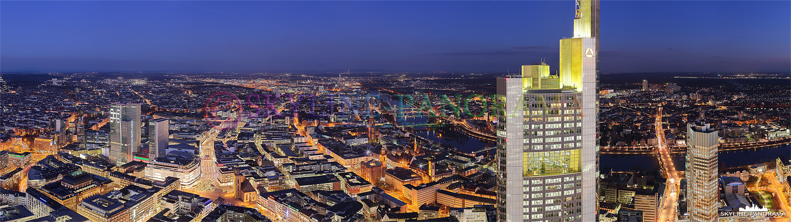 Bild Frankfurt bei Nacht - Panorama vom Maintower | Das abendliche Panorama vom Maintower in Richtung Osten - von Rechts beginnend geht der Blick über die Frankfurter Börse, den Hotelkomplex Frankfurt Hoch Vier, der Zeil, Dom und Paulskirche, zum Commerzbanktower und endet bei der EZB.