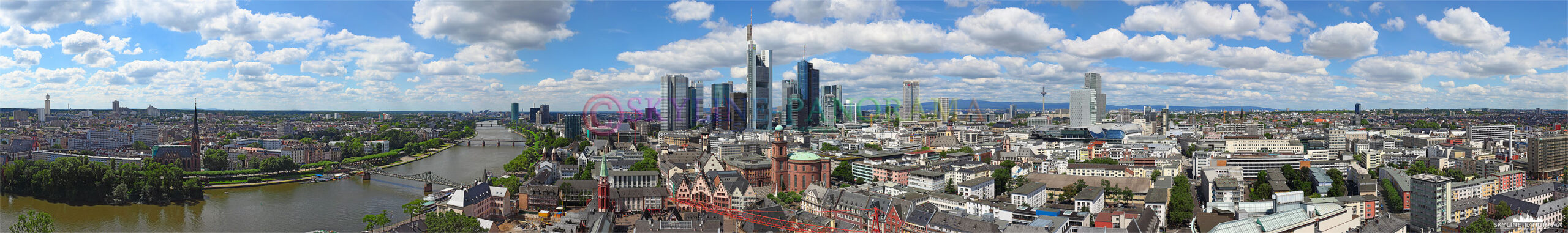 Skyline Frankfurt vom Domturm - Der Ausblick vom Frankfurter Kaiserdom auf die Skyline der Bankenstadt mit den bekannten Hochhaustürmen. Der Frankfurter Domturm bietet in 66 Meter Höhe eine unbeschreibliche Aussicht über die City der Mainmetropole – den Aufstieg zur Plattform hat man nach 328 Stufen Wendeltreppe erreicht.