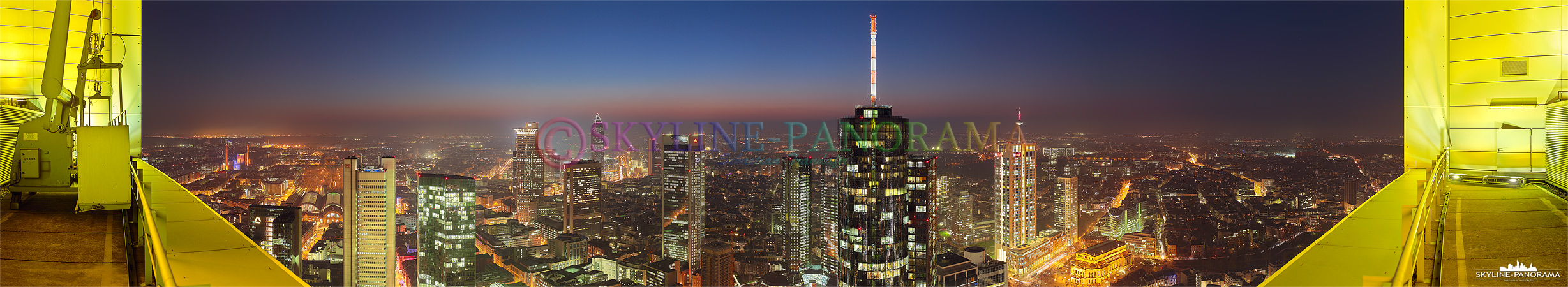 Panorama Frankfurt - Skyline Aussicht vom Hochhaus der Commerzbank Frankfurt. 