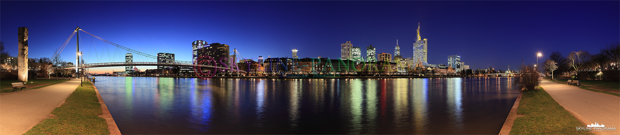 Skyline Frankfurt - Das Museumsufer zwischen Holbeinsteg und Untermainbrücke mit dem Blick auf die erleuchtete Skyline von Frankfurt am Main zur Dämmerung.