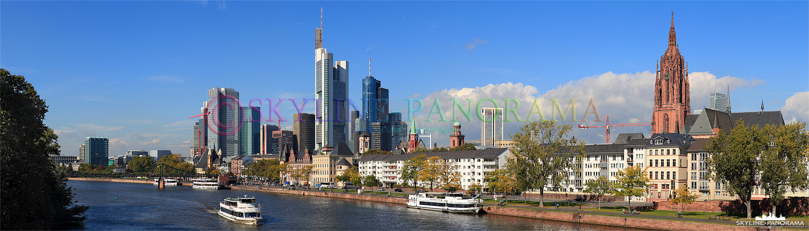 Panorama Bild - Der Blick von der Alten Brücke auf die Skyline der Bankenstadt Frankfurt mit den alles überragenden Hochhäusern im Zentrum und dem Frankfurter Dom am rechten Bildrand. Das Panorama entstand an einem schönen Spätsommertag im September 2012.