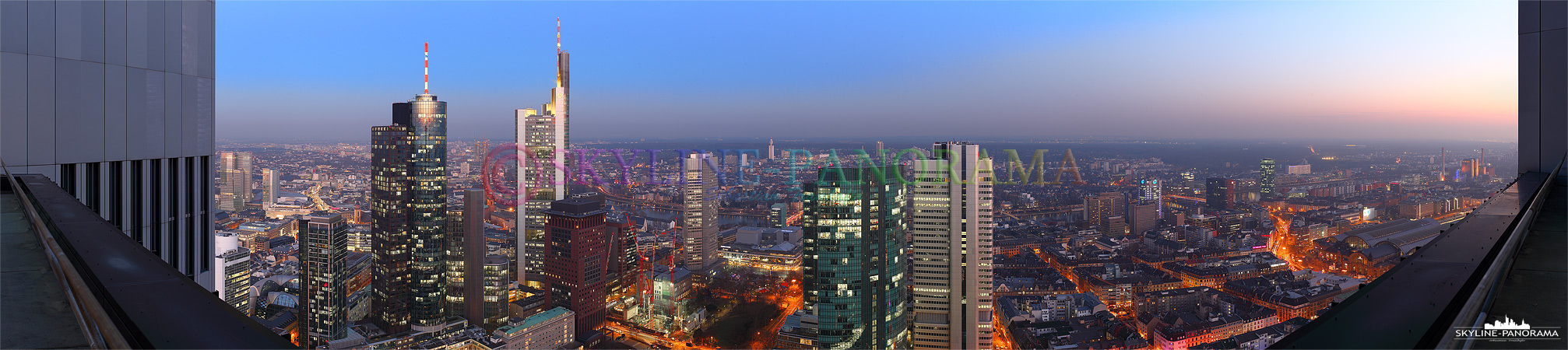 Skyline Bilder - Panorama vom Trianon Hochhaus aus in das Bankenviertel von Frankfurt am Main, die Aufnahme zeigt den abendlichen Blick Richtung Süden.