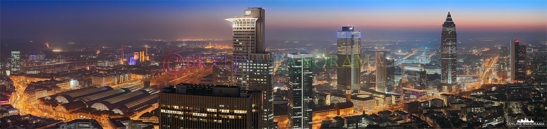 Skyline Bilder - Die Bankenmetropole Frankfurt vom Trianon Tower aus gesehen, das Panorama zeigt den Blick in Richtung Hauptbahnhof, Frankfurter Messe und Westend.