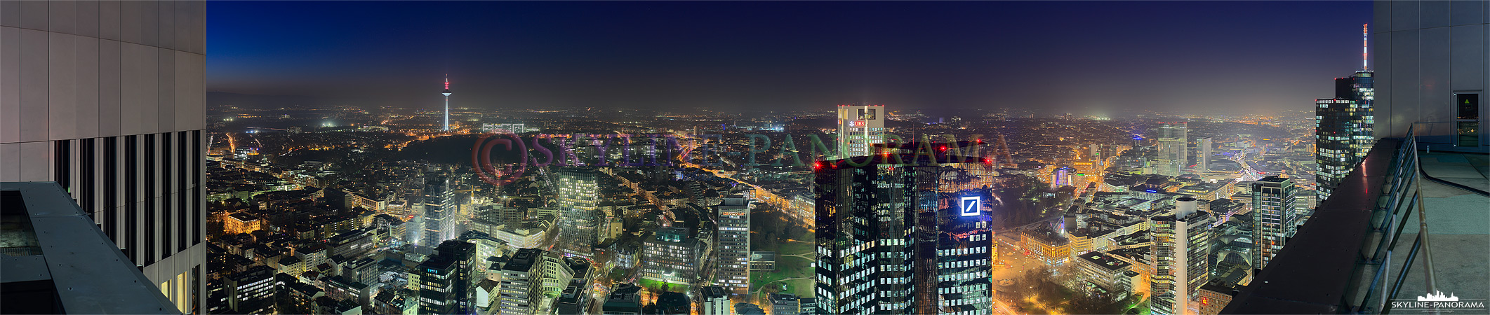 Bilder der Skyline - Das abendliche Panorama der Stadt Frankfurt vom Trianon Tower mit Blick in Richtung Norden.