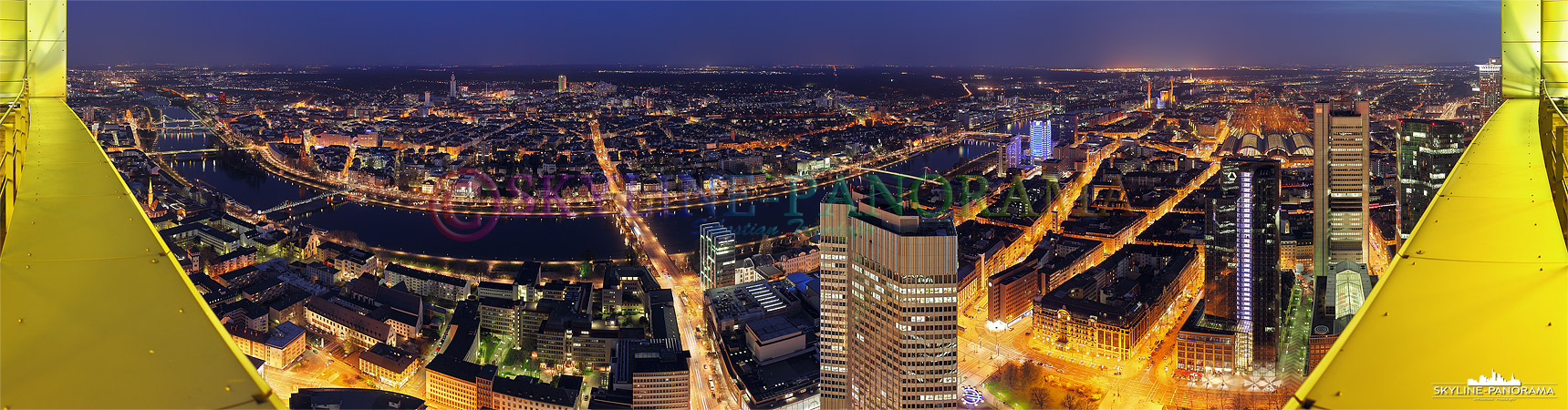 Skyline in Richtung Sachsenhausen - Dieses Bild zeigt das Panorama vom Dach der Commerzbank aus in Richtung Frankfurt Süd mit dem Mainufer, den illuminierten Mainbrücken und ein Teil des Frankfurter Bahnhofsviertels.